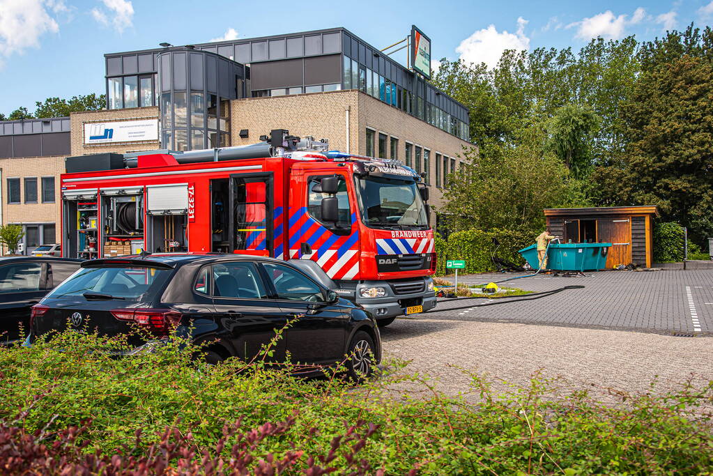 Brand in bouwcontainer slaat over naar opslaghok