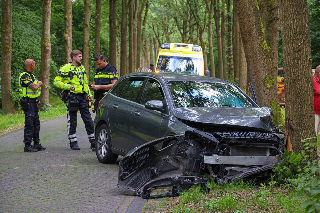 Automobilist komt tegen boom tot stilstand