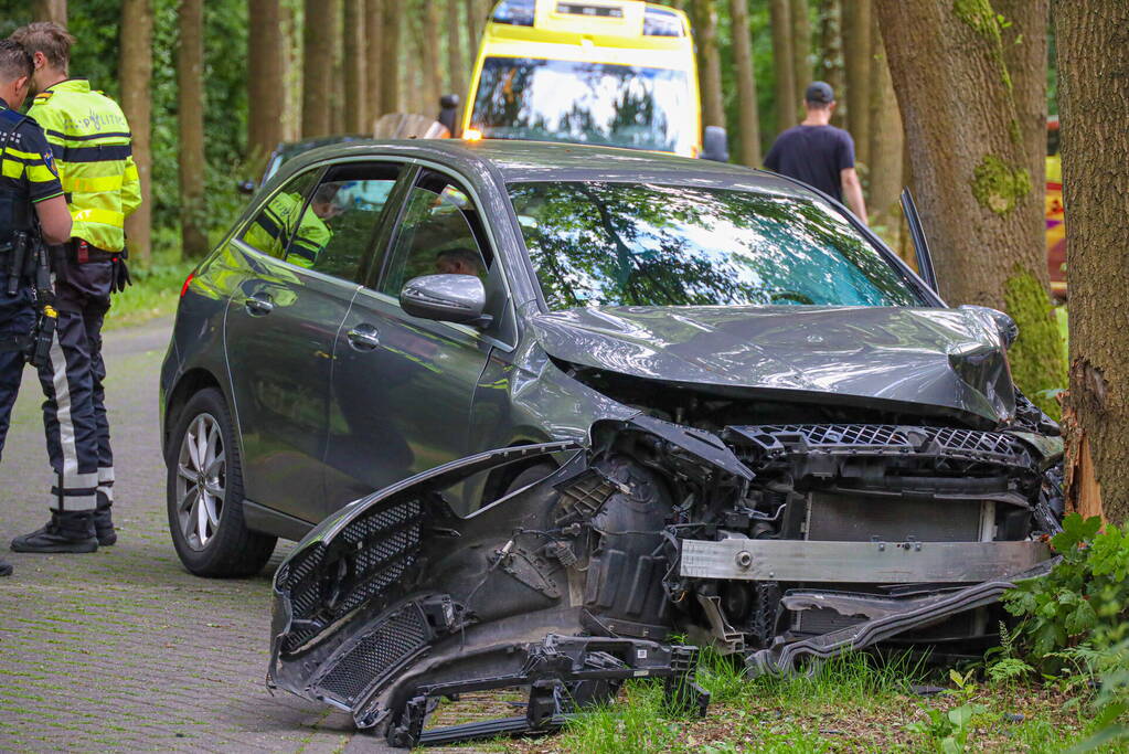 Automobilist komt tegen boom tot stilstand