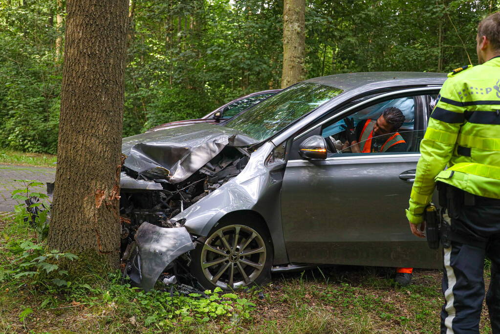 Automobilist komt tegen boom tot stilstand