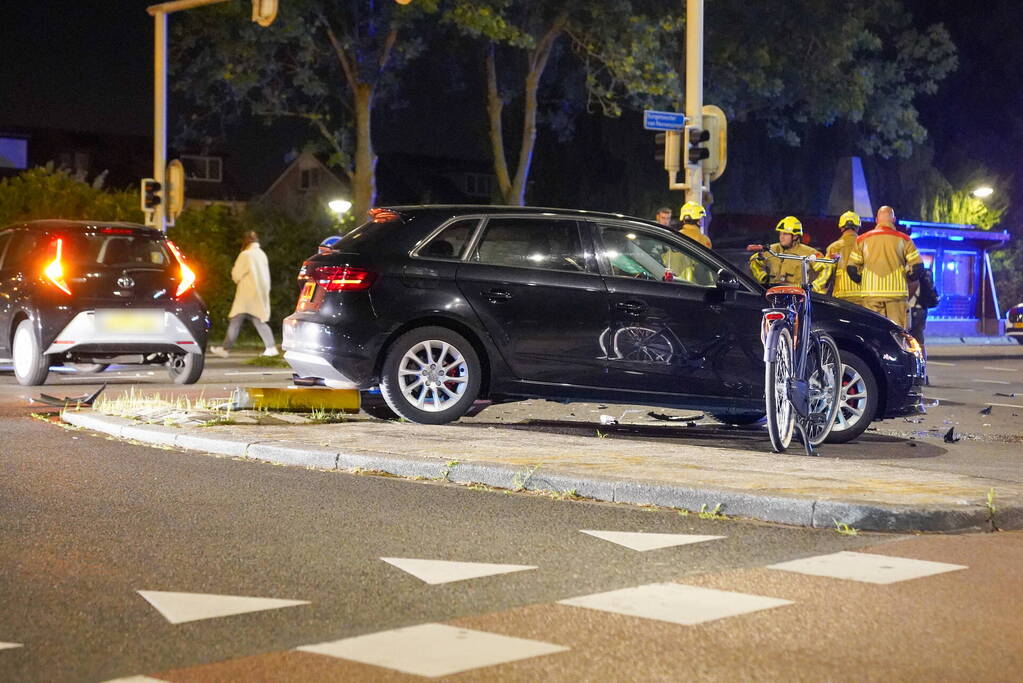 Twee auto's tegen elkaar op de kruising