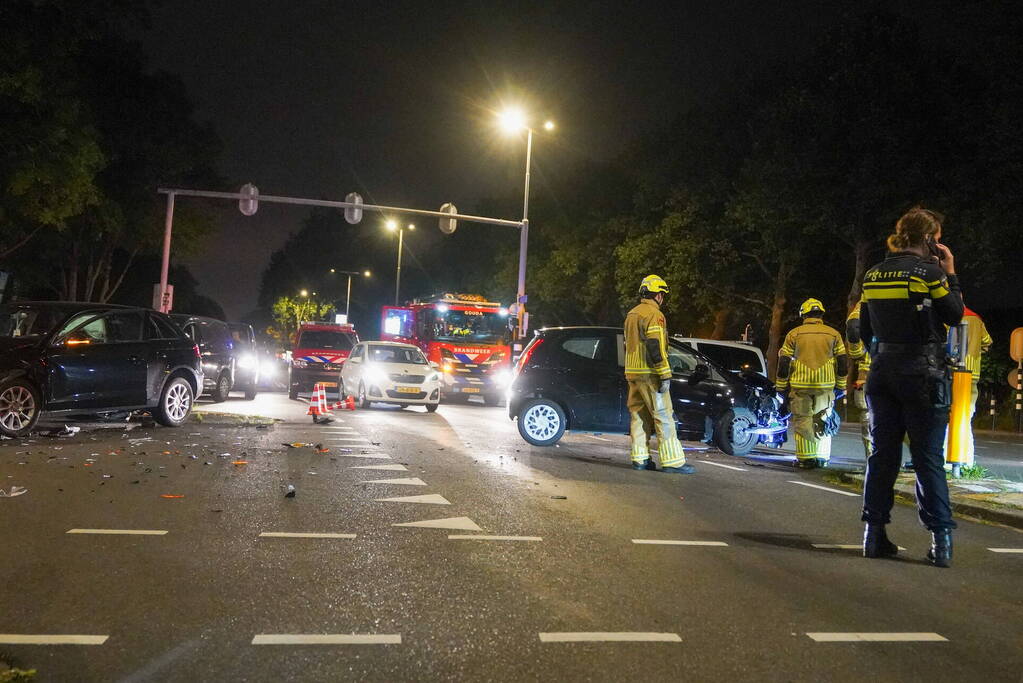 Twee auto's tegen elkaar op de kruising