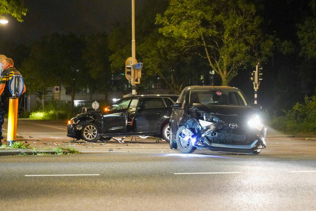 Twee auto's tegen elkaar op de kruising