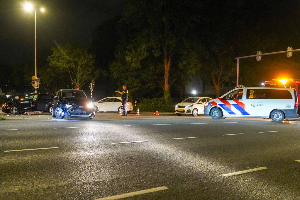 Twee auto's tegen elkaar op de kruising