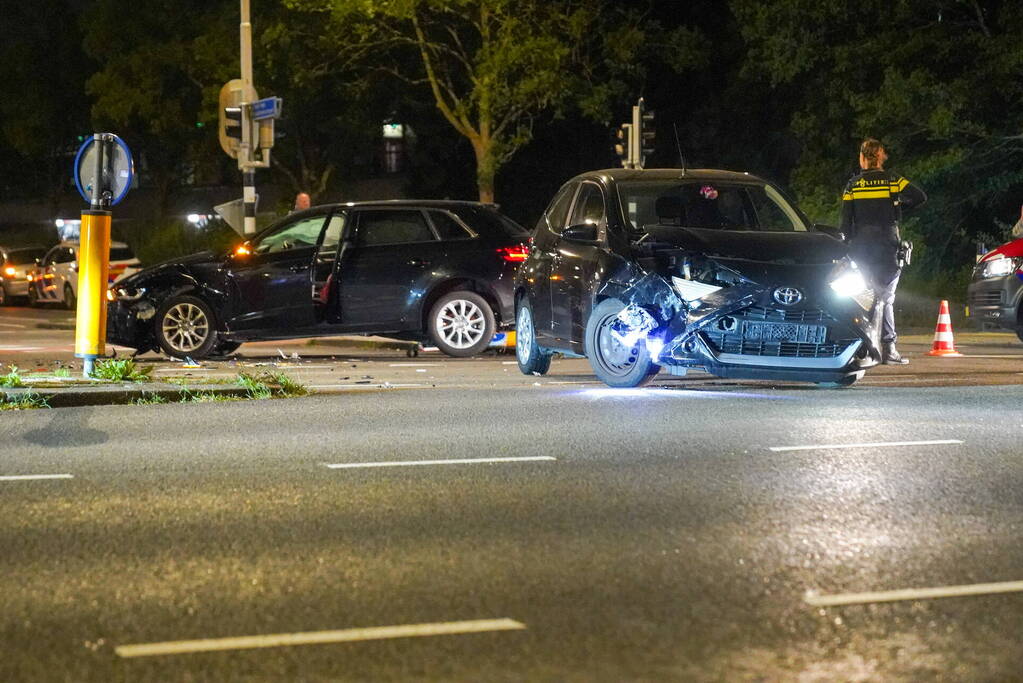 Twee auto's tegen elkaar op de kruising