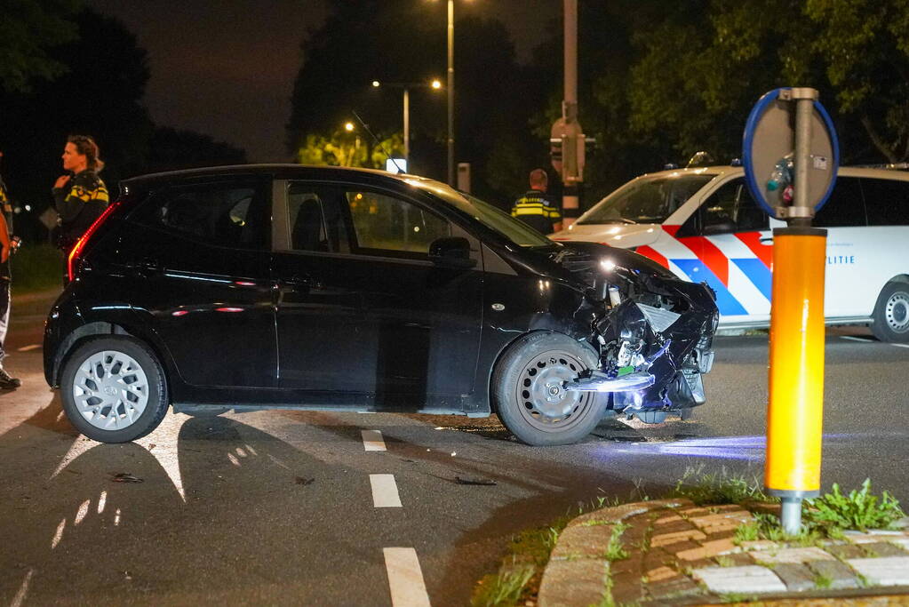 Twee auto's tegen elkaar op de kruising