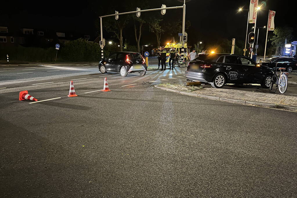 Twee auto's tegen elkaar op de kruising