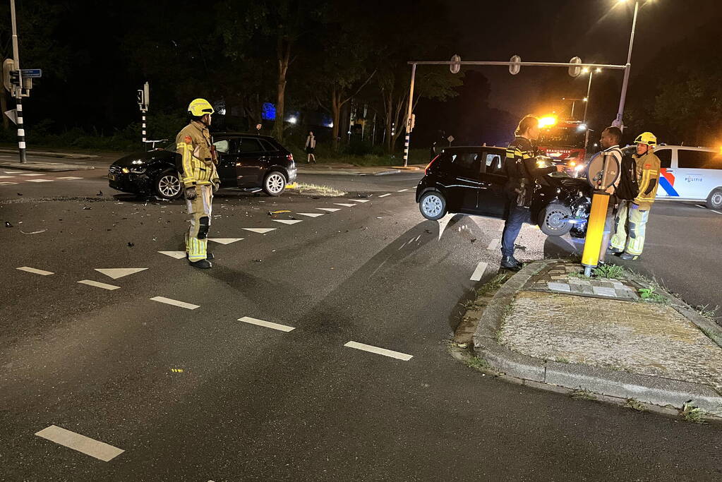 Twee auto's tegen elkaar op de kruising