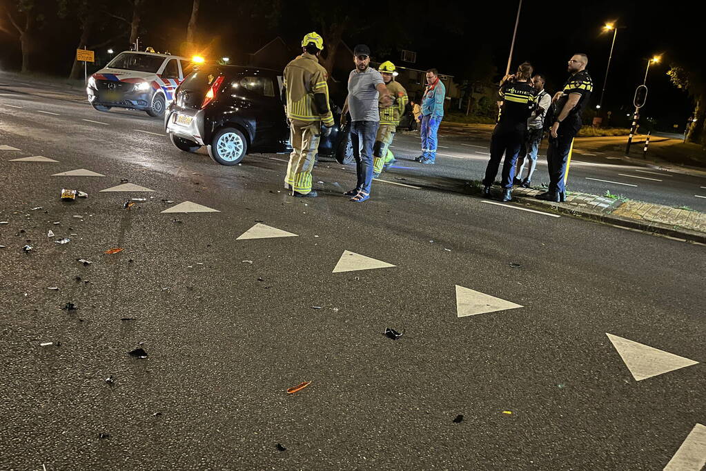 Twee auto's tegen elkaar op de kruising