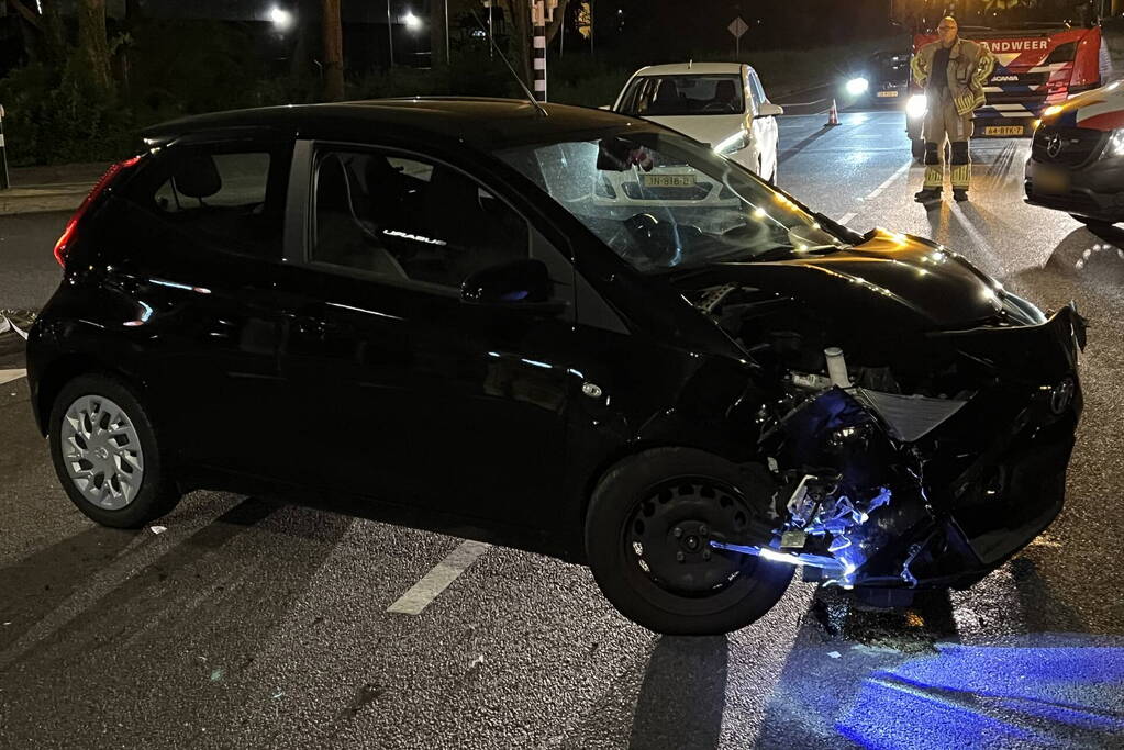 Twee auto's tegen elkaar op de kruising