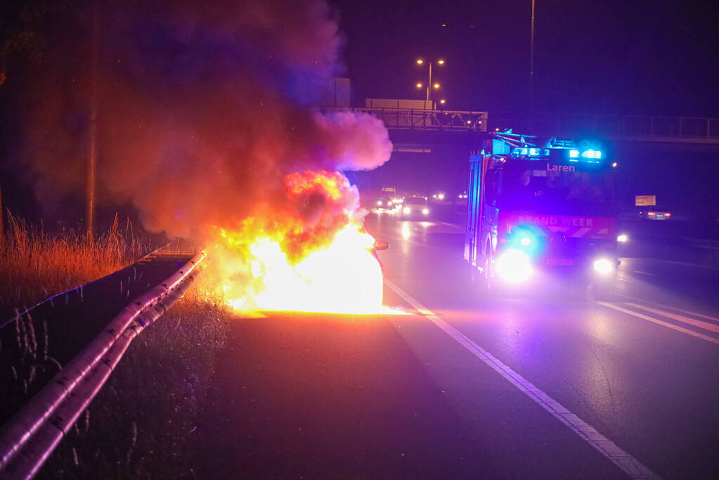 Auto vliegt op snelweg in brand