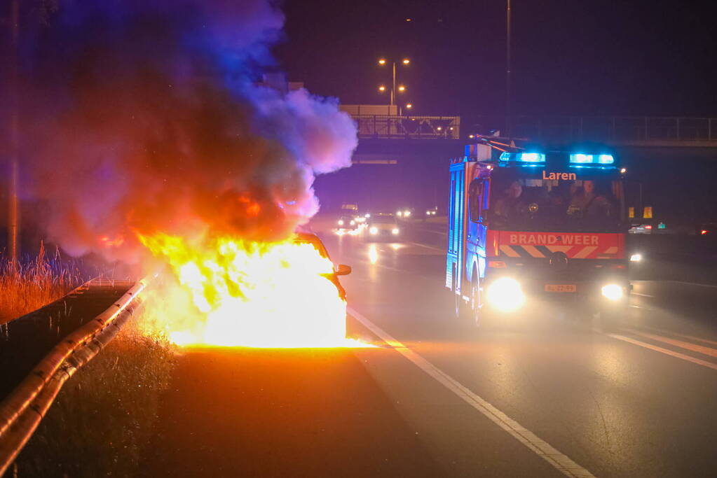 Auto vliegt op snelweg in brand