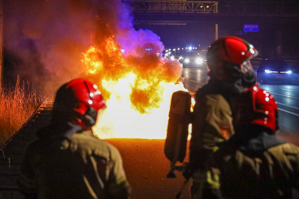 Auto vliegt op snelweg in brand