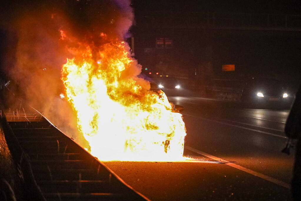 Auto vliegt op snelweg in brand