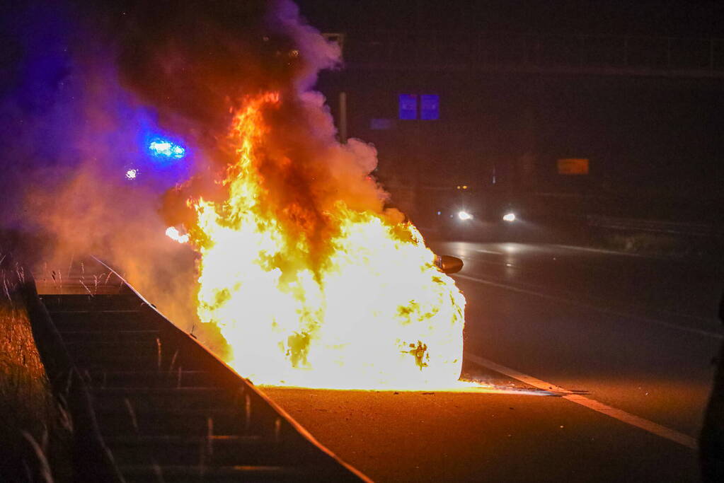 Auto vliegt op snelweg in brand