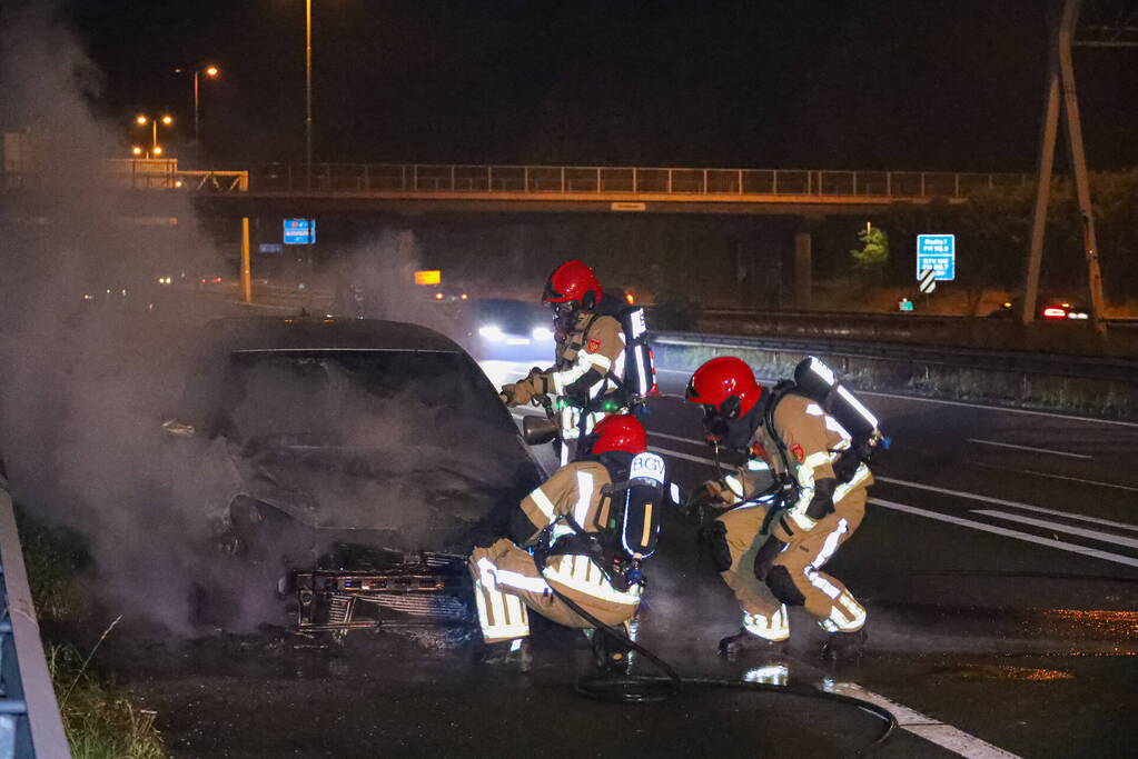 Auto vliegt op snelweg in brand