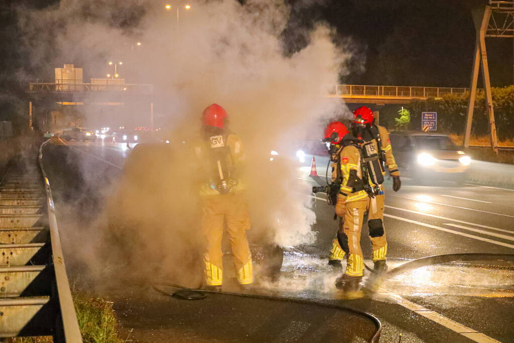 Auto vliegt op snelweg in brand