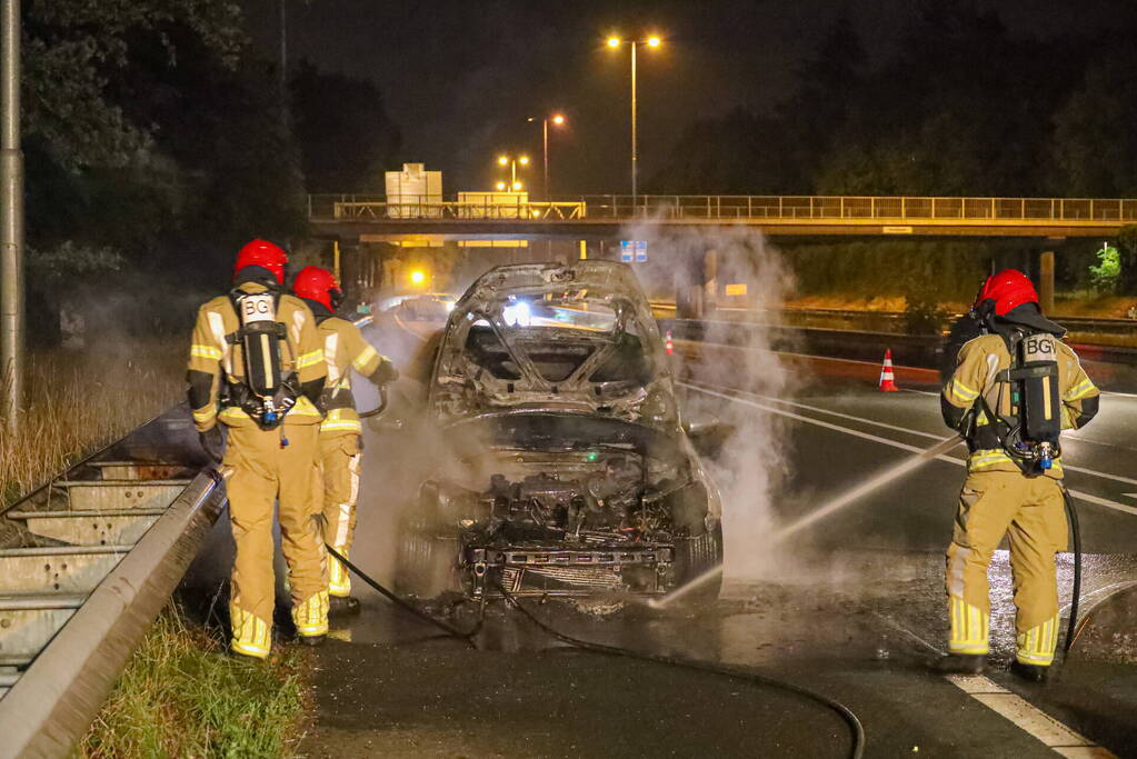 Auto vliegt op snelweg in brand