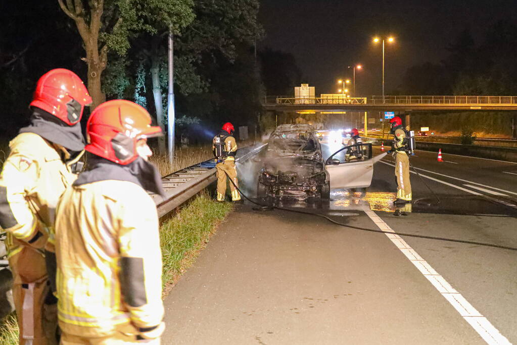 Auto vliegt op snelweg in brand