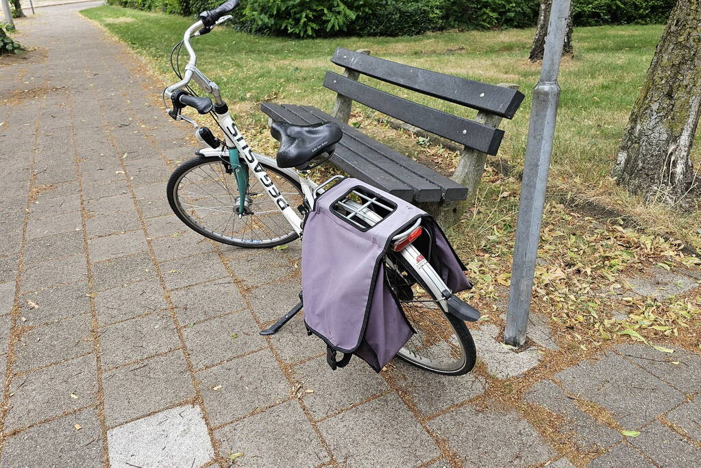 Fietser en scooterrijder botsen op kruispunt