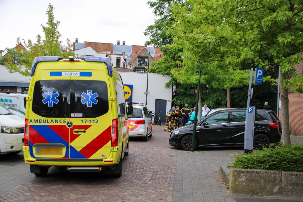 Inparkende automobilist rijdt vrouw aan