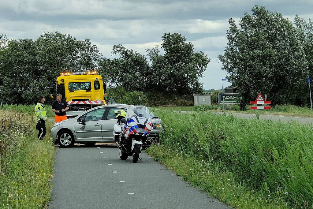 Auto loopt forse schade op nadat die van de weg raakt