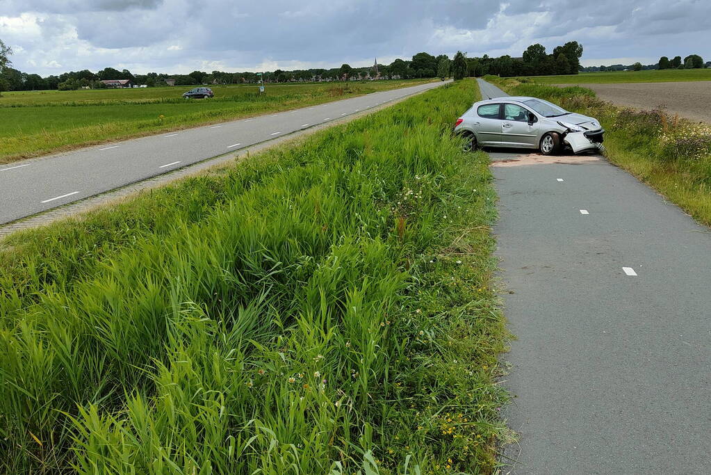 Auto loopt forse schade op nadat die van de weg raakt