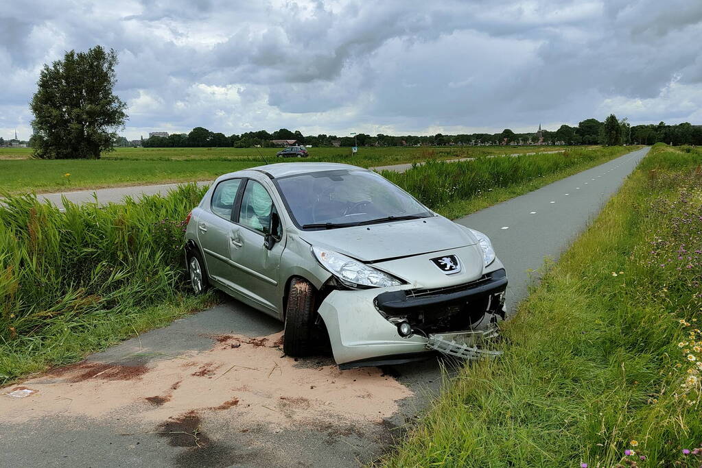 Auto loopt forse schade op nadat die van de weg raakt