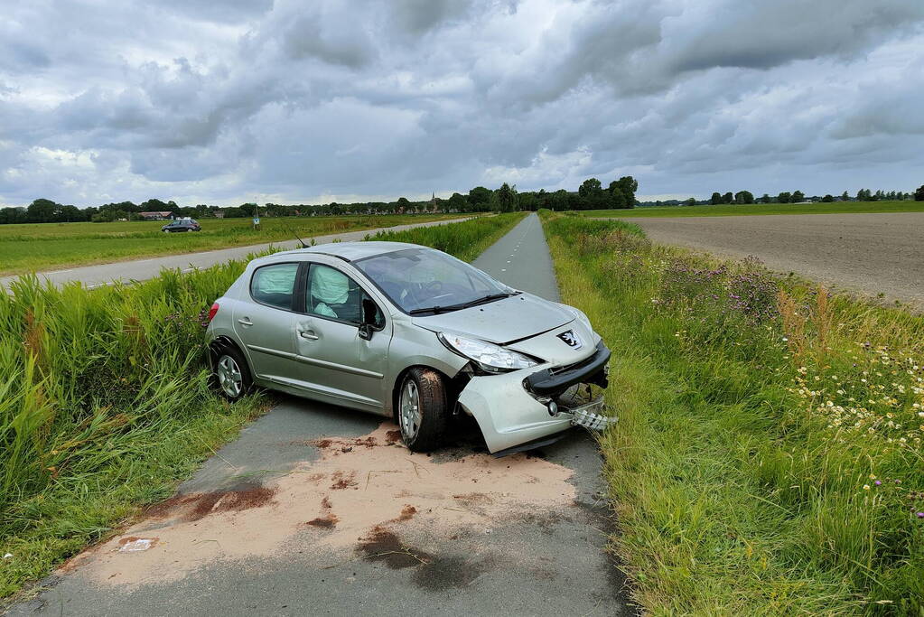 Auto loopt forse schade op nadat die van de weg raakt