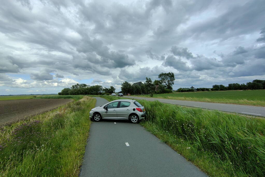 Auto loopt forse schade op nadat die van de weg raakt