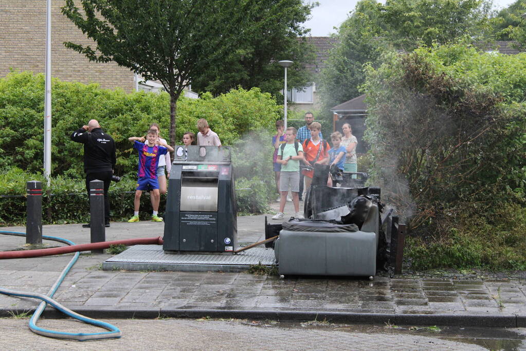 Afval en container in brand gestoken