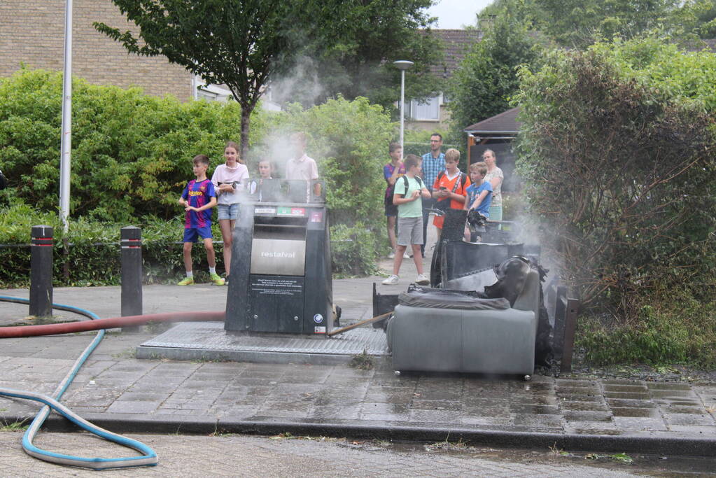 Afval en container in brand gestoken