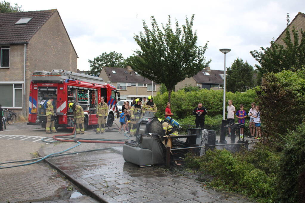 Afval en container in brand gestoken