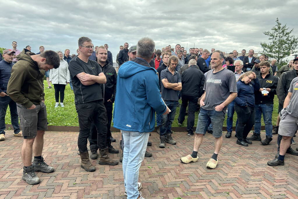 Boeren met traktoren naar gemeentehuis