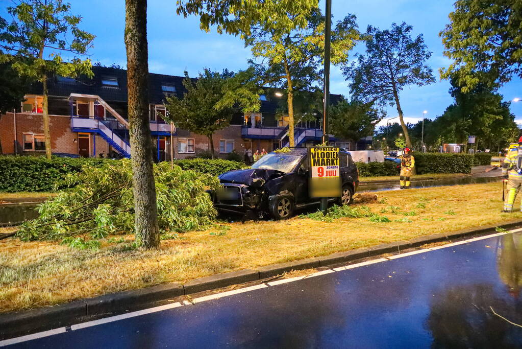 LPG-tank auto lek na botsing met boom