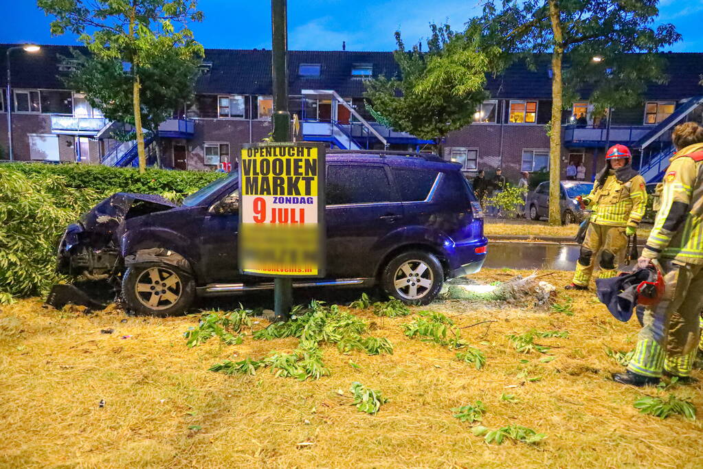 LPG-tank auto lek na botsing met boom