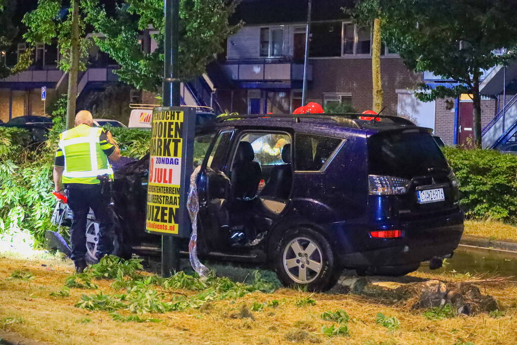 LPG-tank auto lek na botsing met boom