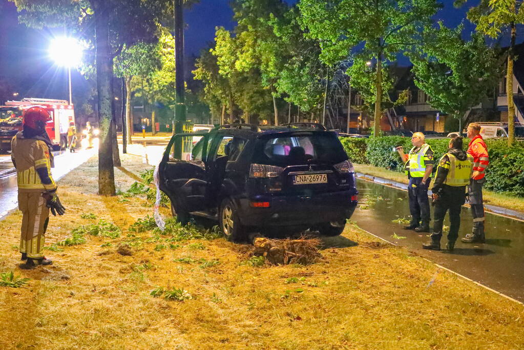 LPG-tank auto lek na botsing met boom