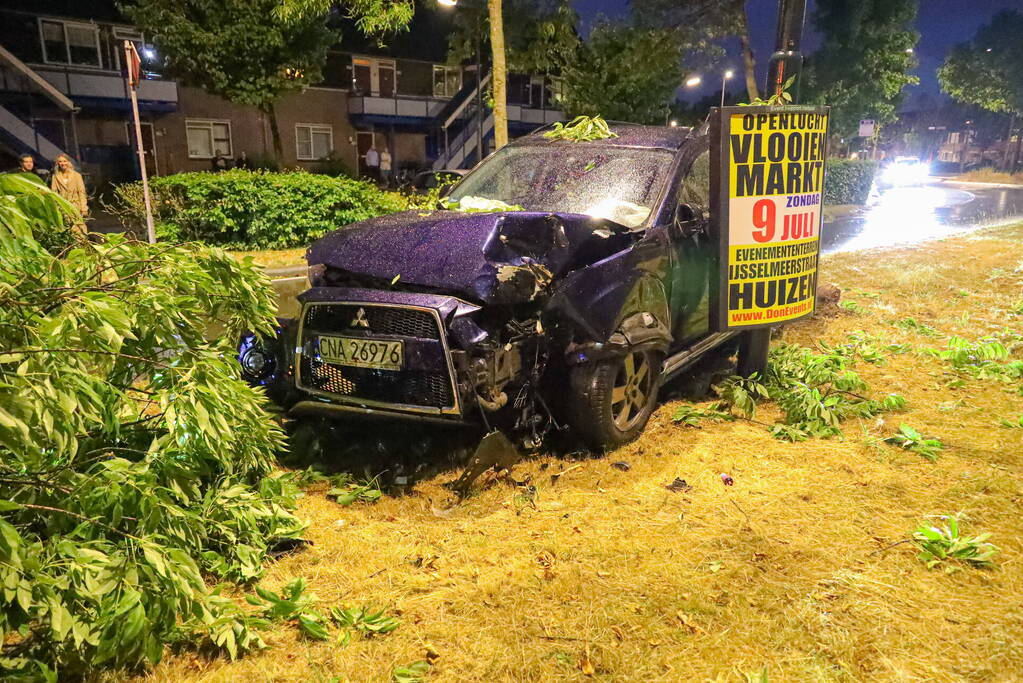 LPG-tank auto lek na botsing met boom