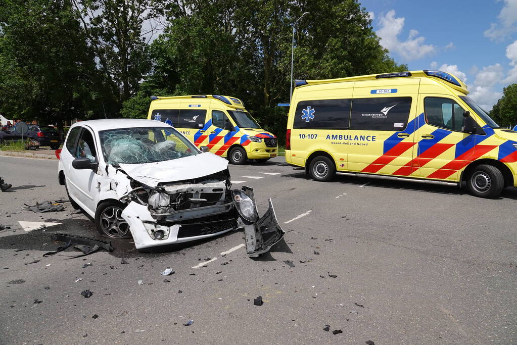 Drie gewonden bij botsing