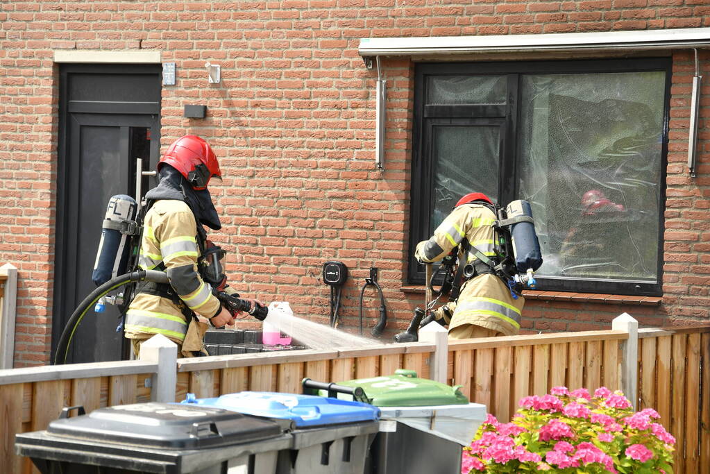 Woningbrand blijk afval in voortuin