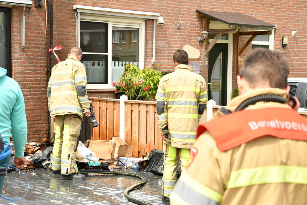 Woningbrand blijk afval in voortuin