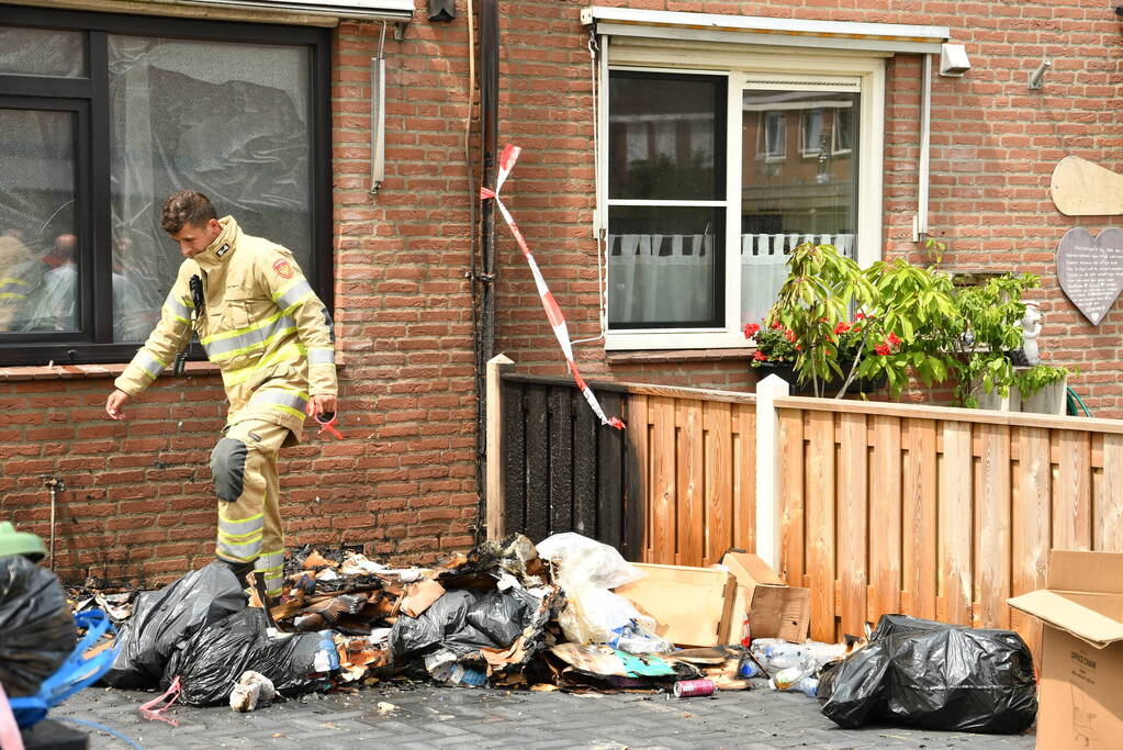 Woningbrand blijk afval in voortuin