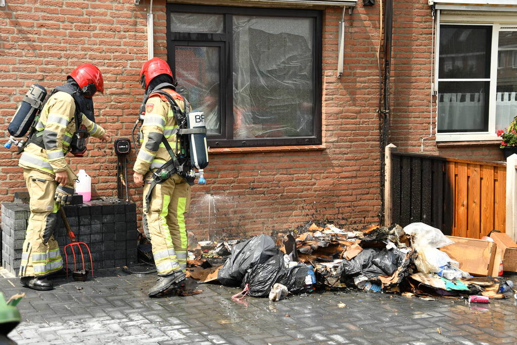 Woningbrand blijk afval in voortuin