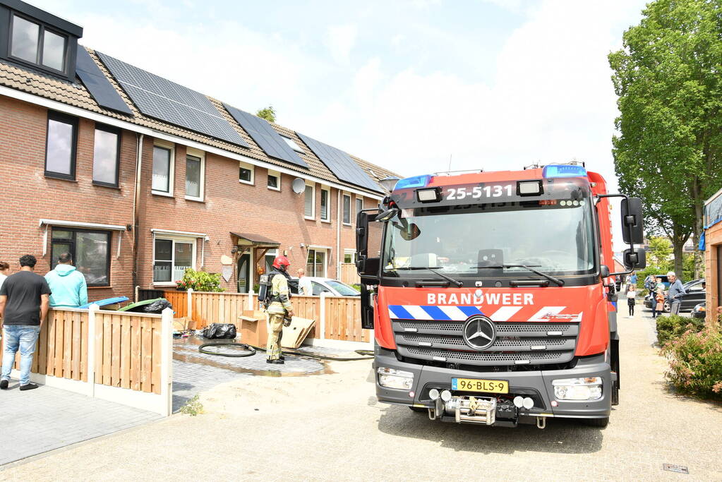 Woningbrand blijk afval in voortuin