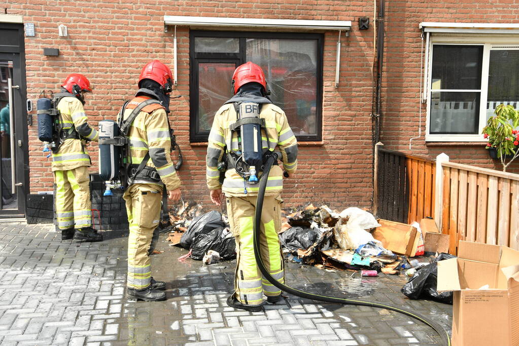 Woningbrand blijk afval in voortuin