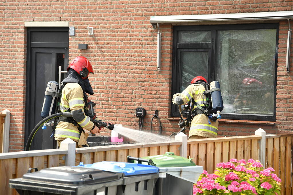 Woningbrand blijk afval in voortuin