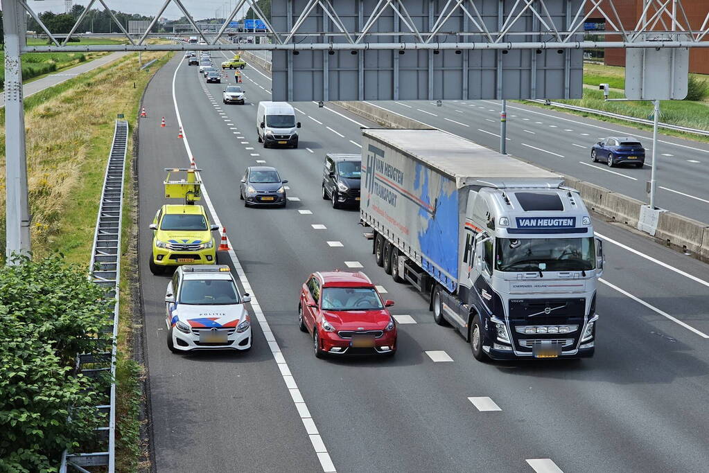 Bestelbus botst achterop personenauto