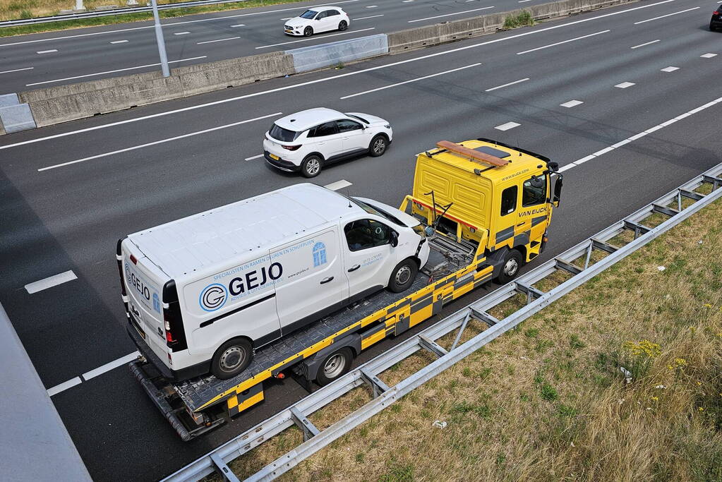 Bestelbus botst achterop personenauto