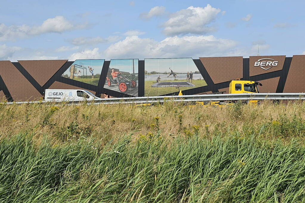 Bestelbus botst achterop personenauto